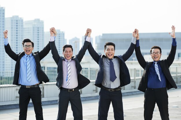 Trabajadores de cuello blanco celebrando la finalización del proyecto