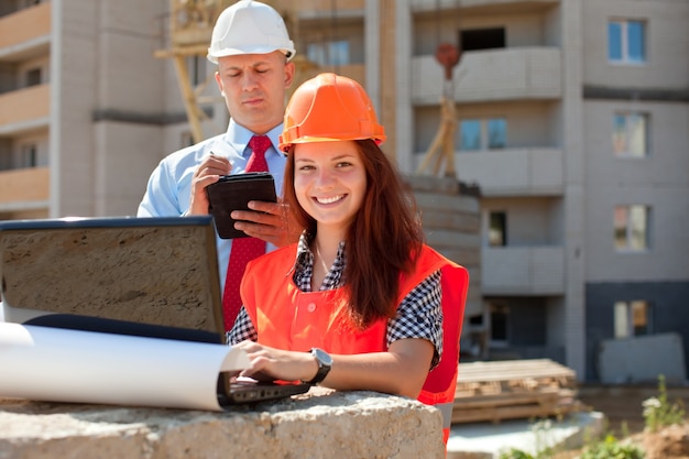 Foto gratuita trabajadores de cuello blanco trabajan en la obra