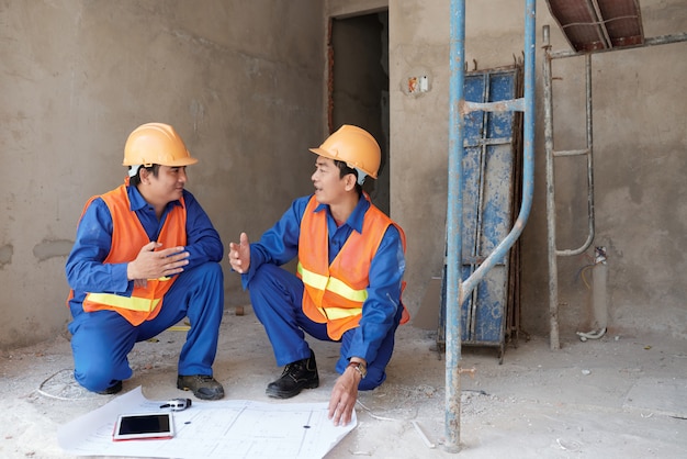 Trabajadores discutiendo proyecto