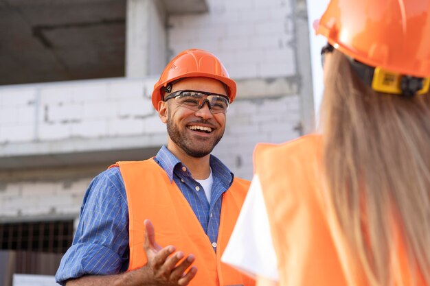 Trabajadores de la edificación y la construcción en el sitio.