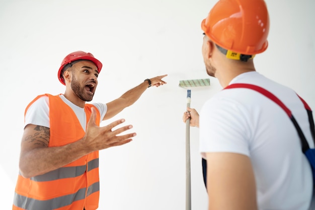 Trabajadores de la edificación y la construcción en el sitio.