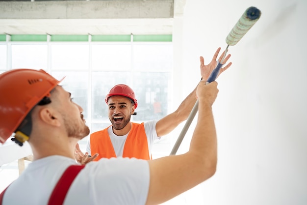 Trabajadores de la edificación y la construcción en el sitio.