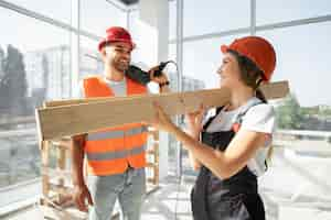 Foto gratuita trabajadores de la edificación y la construcción en el sitio.