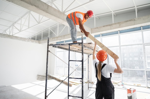 Trabajadores de la edificación y la construcción en el sitio.