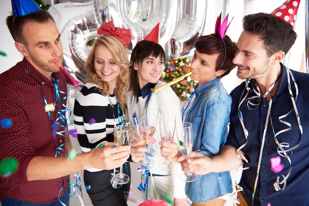 Foto gratuita trabajadores de la empresa celebrando juntos el año nuevo