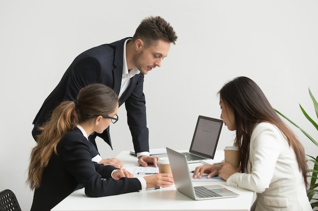 Los trabajadores de la empresa intercambian ideas durante una reunión