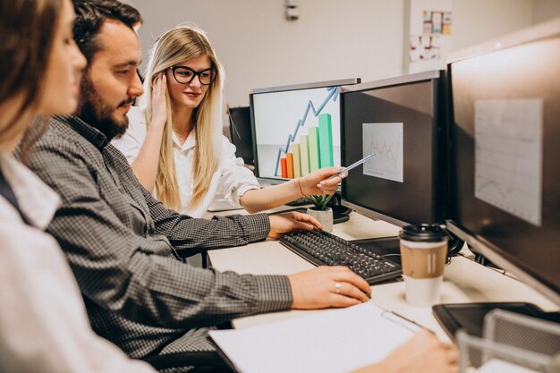 Trabajadores de una empresa de TI que trabajan en una computadora