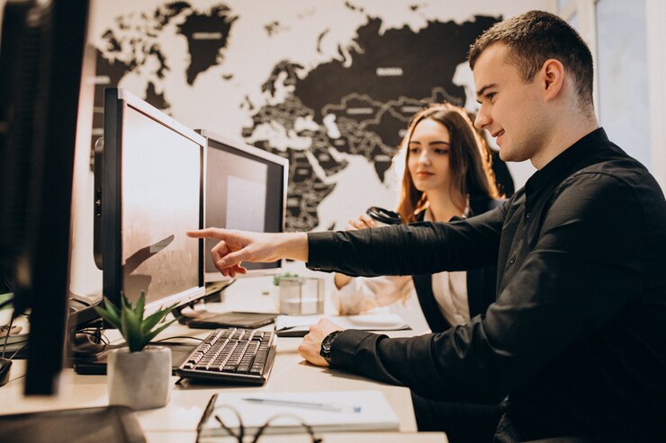 Foto gratuito trabajadores de una empresa de ti que trabajan en una computadora