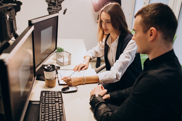 Trabajadores de una empresa de TI que trabajan en una computadora