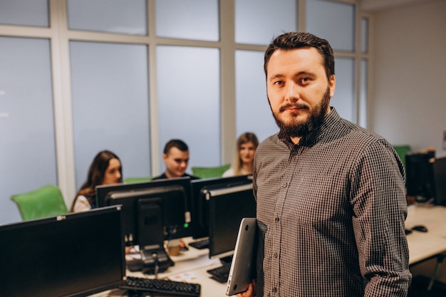 Trabajadores de una empresa de TI que trabajan en una computadora