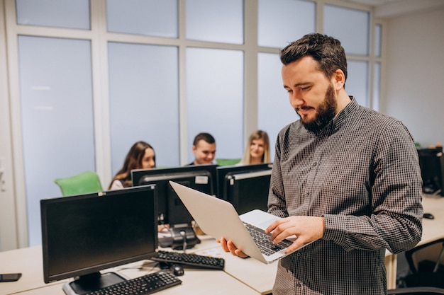 Trabajadores de una empresa de TI que trabajan en una computadora