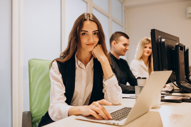 Trabajadores de una empresa de TI que trabajan en una computadora