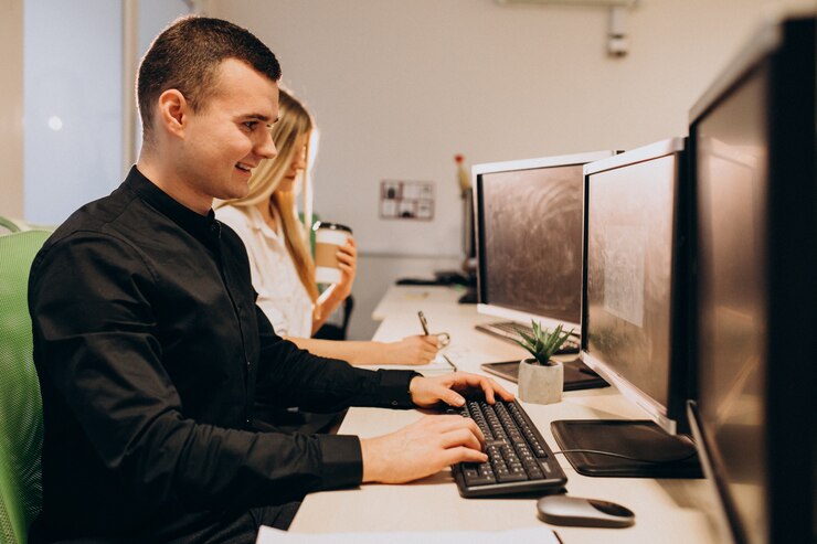 Foto gratuito trabajadores de una empresa de ti que trabajan en una computadora