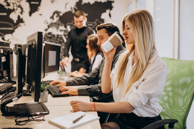 Foto gratuita trabajadores de una empresa de ti que trabajan en una computadora