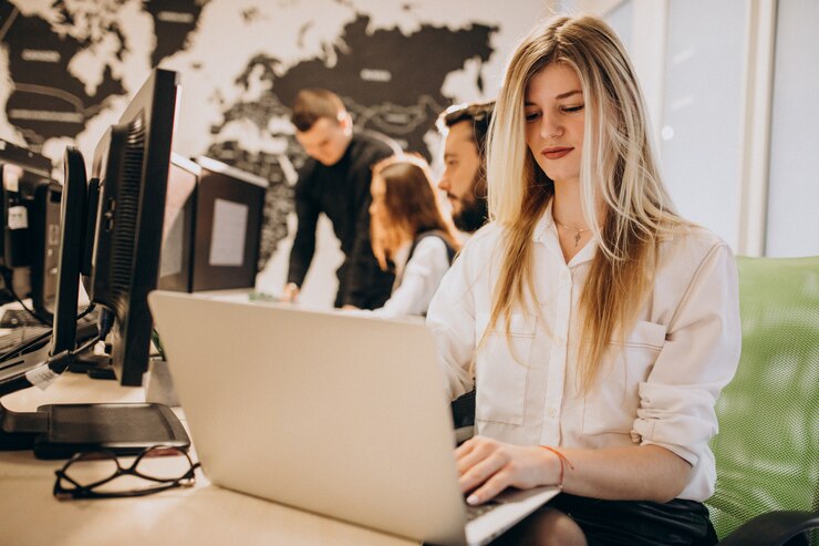 Foto gratuito trabajadores de una empresa de ti que trabajan en una computadora