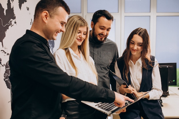 Foto gratuita trabajadores del equipo corporativo en una empresa de informática