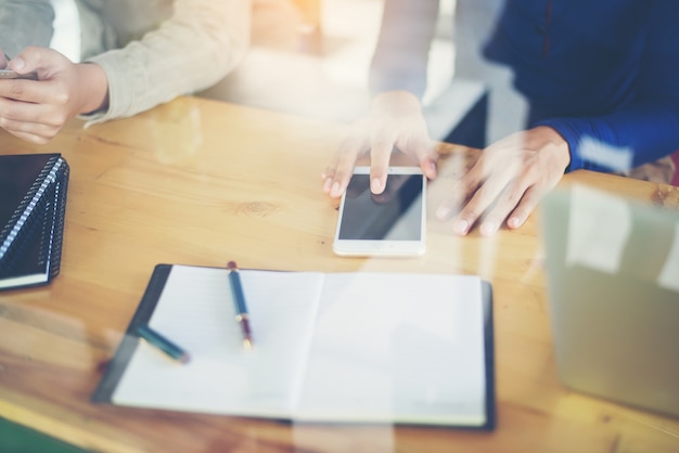 Foto gratuita trabajadores en un escritorio con móviles