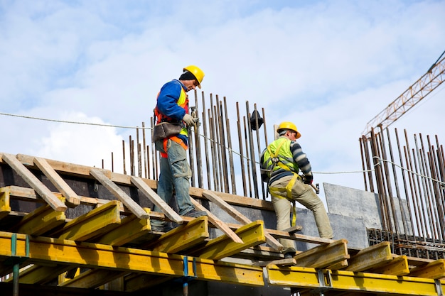 Foto gratuita trabajadores examinando la obra