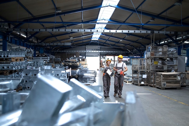 Trabajadores de la fábrica en la sala de producción industrial