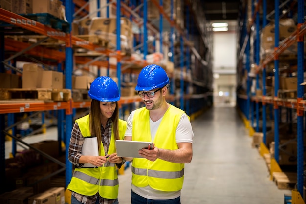 Trabajadores en gran almacén de distribución