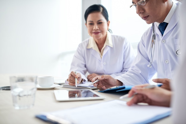 Los trabajadores del hospital analizando datos médicos en una reunión