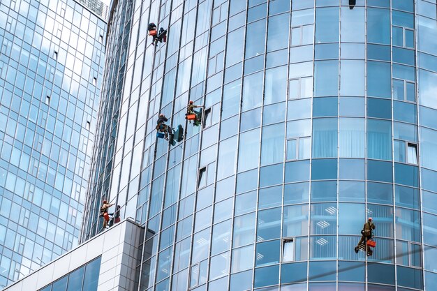 Trabajadores lavando ventanas en el edificio de oficinas