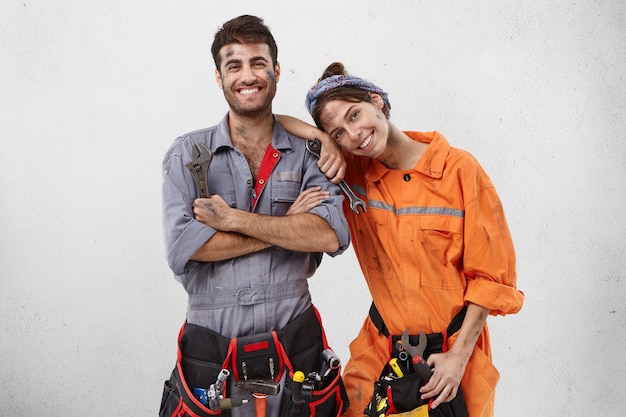 Foto gratuita trabajadores masculinos y femeninos con ropa de trabajo