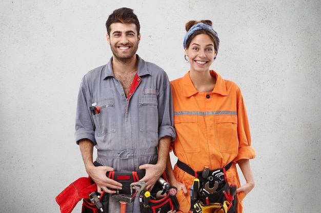 Trabajadores masculinos y femeninos con ropa de trabajo