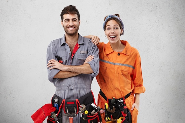 Foto gratuita trabajadores masculinos y femeninos con ropa de trabajo