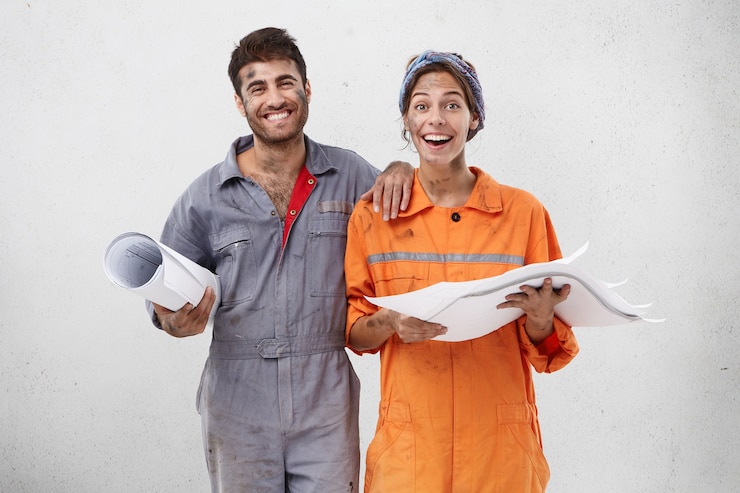 Foto gratuito trabajadores masculinos y femeninos vistiendo ropa de trabajo