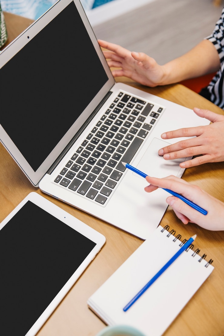 Foto gratuito trabajadores de la oficina de cultivos que usan portátiles