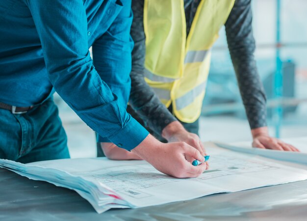 Trabajadores que abandonan el plan arquitectónico de un proyecto.