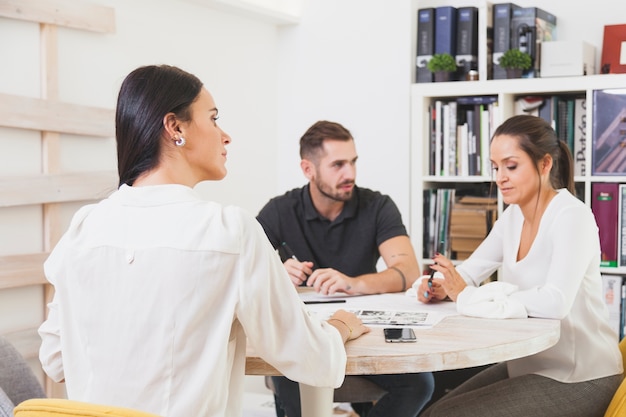 Trabajadores que se comunican en la reunión