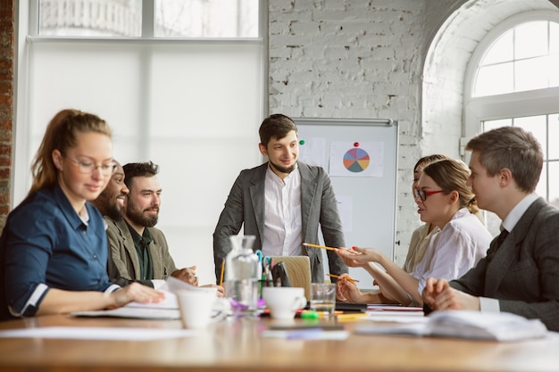 Trabajadores en una reunión de intercambio de ideas