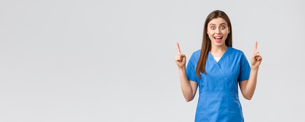Los trabajadores de la salud previenen el seguro de virus y el concepto de medicina emocionados feliz enfermera o médico en blu