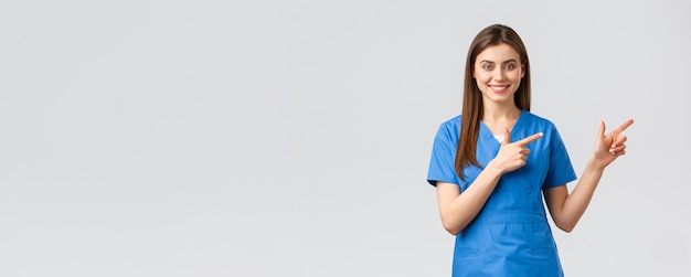 Foto gratuita los trabajadores de la salud previenen el seguro de virus y el concepto de medicina enfermera sonriente o doctora en bl