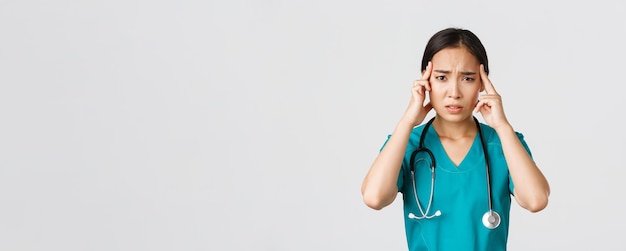 Trabajadores de la salud que previenen el concepto de campaña de cuarentena de virus agotados doctora asiática sintiéndose...