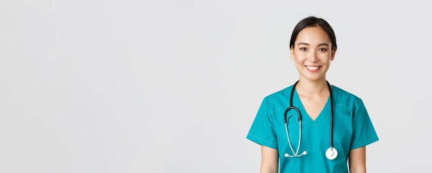 Trabajadores de la salud que previenen el concepto de campaña de cuarentena de virus primer plano de una mujer asiática sonriente agradable...