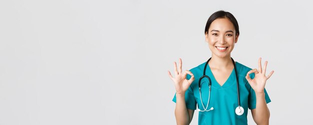 Trabajadores de la salud que previenen el concepto de campaña de cuarentena de virus satisfechos mujer asiática guapa n...
