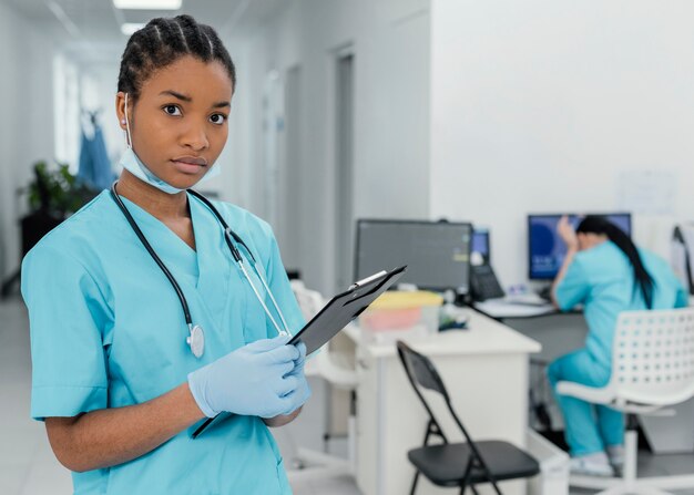 Trabajadores de la salud de tiro medio en el hospital