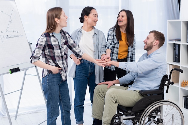 Trabajadores sonrientes de tiro medio