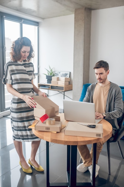 Foto gratuita trabajadores de tiendas de internet concentrados en su trabajo