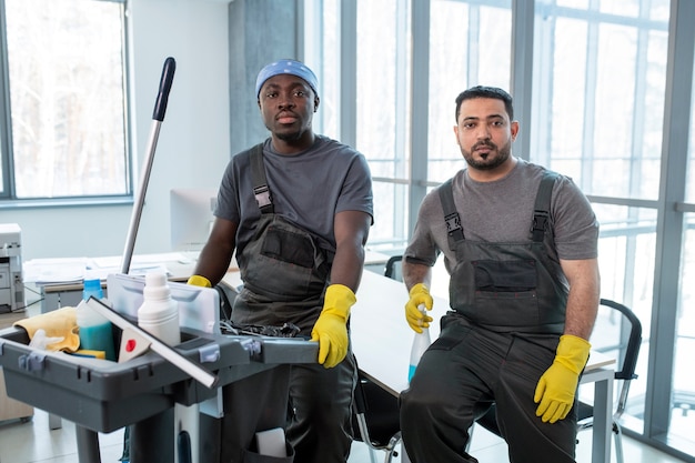 Foto gratuita trabajadores de tiro medio con carro de limpieza.