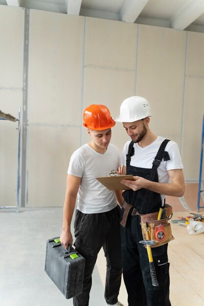 Trabajadores de tiro medio con casco