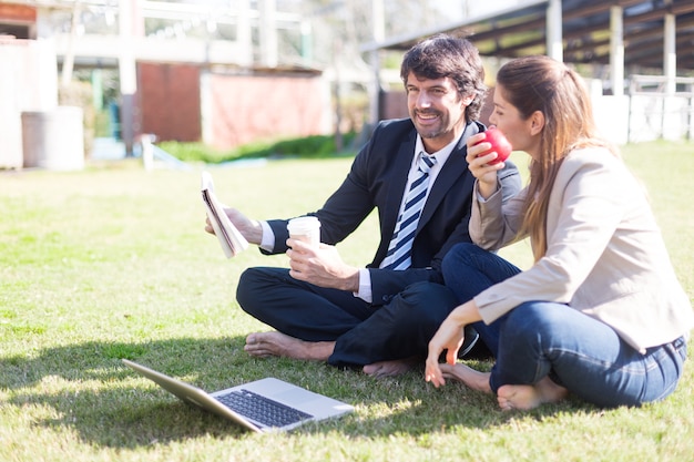 Trabajadores tomándose un descanso al aire libre