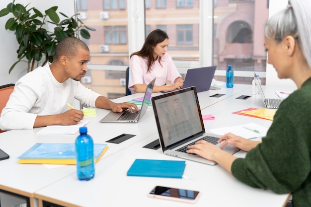 Foto gratuita trabajadores volviendo a la oficina