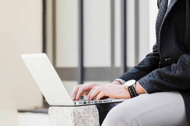 Foto gratuita trabajando al aire libre