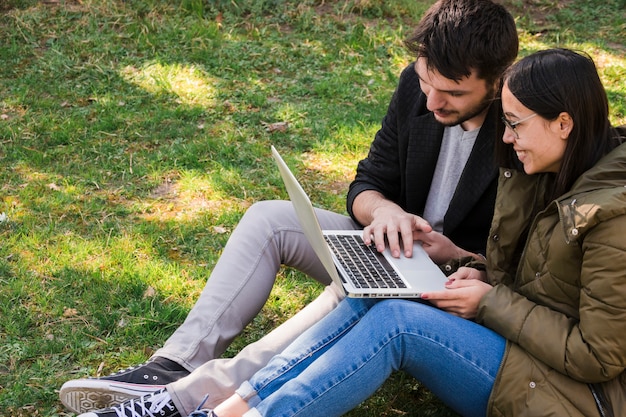 Foto gratuita trabajando al aire libre