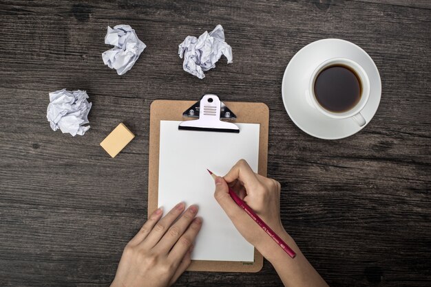 Trabajando con un café