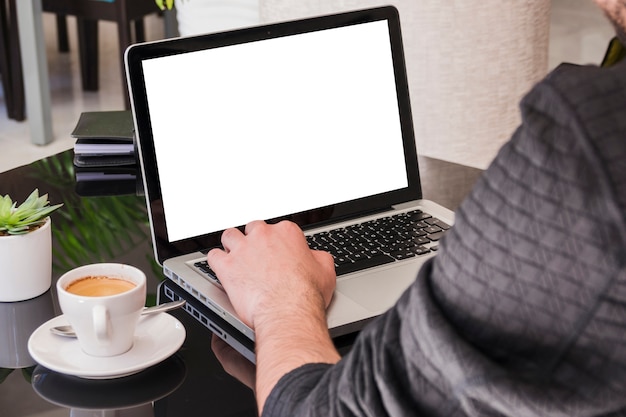 Foto gratuita trabajando en una cafetería